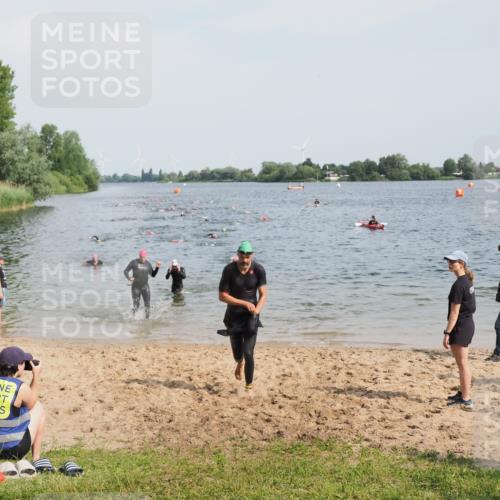 21.06.2025 - 27. Vierlanden-Triathlon MichiJ http://msf.ph/oto/8001346 15.06.2026 10:04:33 Schwimmen 404, 452 meine-sportfotos.de