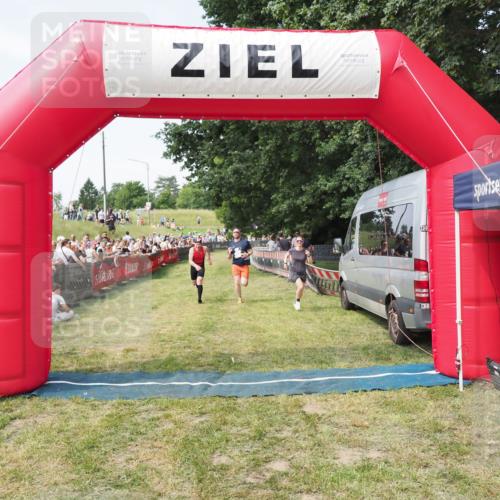 21.06.2025 - 27. Vierlanden-Triathlon MichiJ http://msf.ph/oto/8001349 15.06.2026 11:25:49 Ziel 622 meine-sportfotos.de