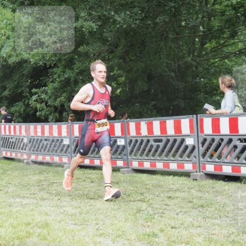 21.06.2025 - 27. Vierlanden-Triathlon KatJ http://msf.ph/oto/8001353 15.06.2025 12:54:55 Ziel 990 meine-sportfotos.de