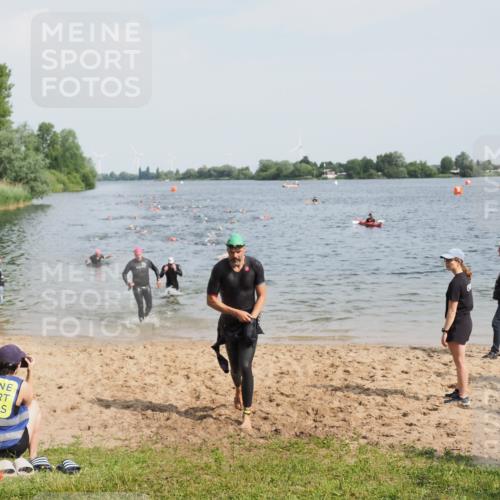 21.06.2025 - 27. Vierlanden-Triathlon MichiJ http://msf.ph/oto/8001362 15.06.2026 10:04:34 Schwimmen 390, 404, 452 meine-sportfotos.de