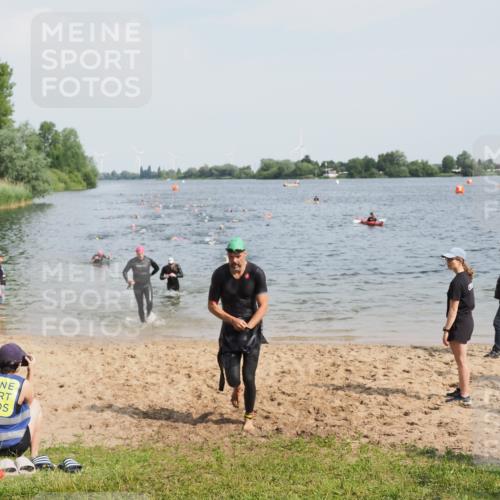21.06.2025 - 27. Vierlanden-Triathlon MichiJ http://msf.ph/oto/8001368 15.06.2026 10:04:34 Schwimmen 390, 404, 452 meine-sportfotos.de