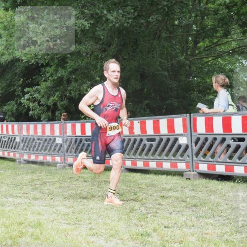 21.06.2025 - 27. Vierlanden-Triathlon KatJ http://msf.ph/oto/8001375 15.06.2025 12:54:55 Ziel 990 meine-sportfotos.de
