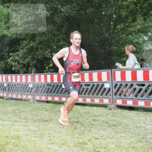 21.06.2025 - 27. Vierlanden-Triathlon KatJ http://msf.ph/oto/8001392 15.06.2025 12:54:55 Ziel 990 meine-sportfotos.de