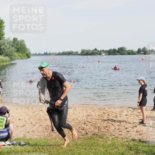 21.06.2025 - 27. Vierlanden-Triathlon MichiJ http://msf.ph/oto/8001398 15.06.2026 10:04:35 Schwimmen 390, 404, 452 meine-sportfotos.de