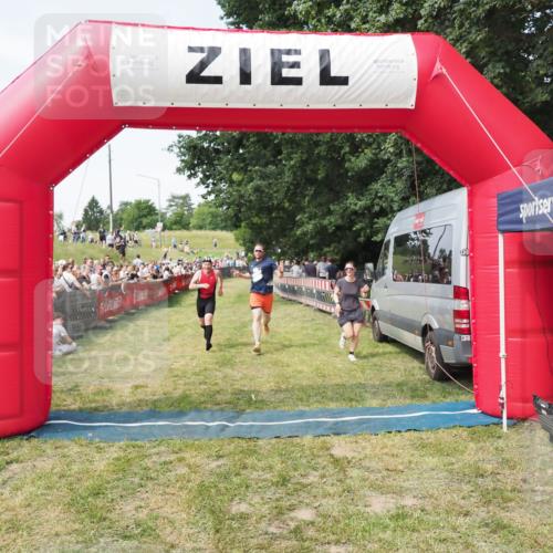 21.06.2025 - 27. Vierlanden-Triathlon MichiJ http://msf.ph/oto/8001400 15.06.2026 11:25:49 Ziel 622 meine-sportfotos.de