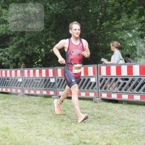 21.06.2025 - 27. Vierlanden-Triathlon KatJ http://msf.ph/oto/8001403 15.06.2025 12:54:55 Ziel 990 meine-sportfotos.de