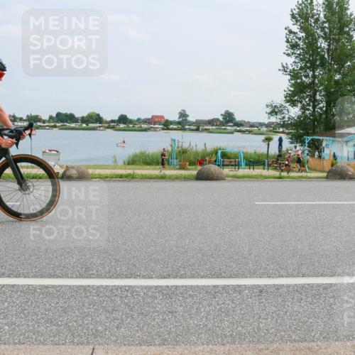 21.06.2025 - 27. Vierlanden-Triathlon H.Heesch http://msf.ph/oto/8001404 15.06.2025 12:37:01 Radfahren 754, 927, 978, 1034, 1035, 1036, 1037, 1038 meine-sportfotos.de