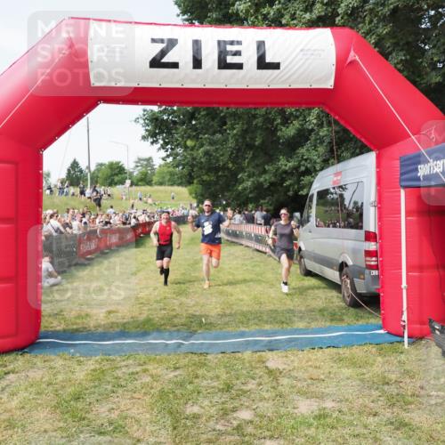 21.06.2025 - 27. Vierlanden-Triathlon MichiJ http://msf.ph/oto/8001414 15.06.2026 11:25:50 Ziel 622 meine-sportfotos.de