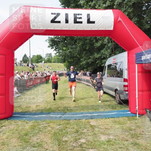 21.06.2025 - 27. Vierlanden-Triathlon MichiJ http://msf.ph/oto/8001433 15.06.2026 11:25:50 Ziel 622 meine-sportfotos.de