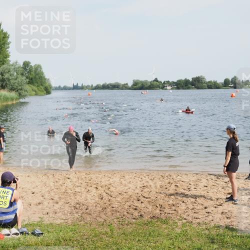 21.06.2025 - 27. Vierlanden-Triathlon MichiJ http://msf.ph/oto/8001441 15.06.2026 10:04:36 Schwimmen 390, 404, 452 meine-sportfotos.de