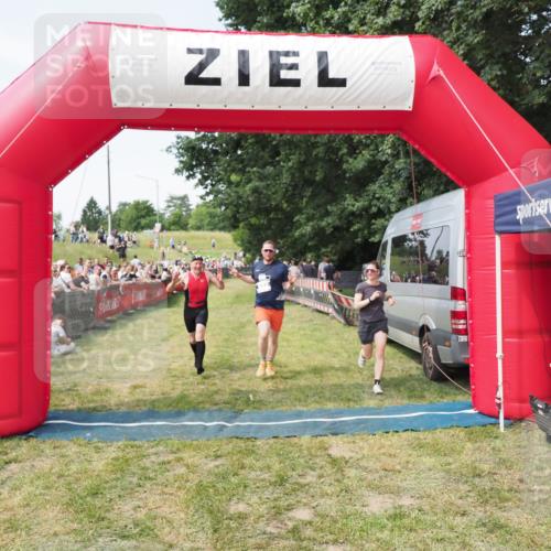 21.06.2025 - 27. Vierlanden-Triathlon MichiJ http://msf.ph/oto/8001450 15.06.2026 11:25:50 Ziel 622 meine-sportfotos.de