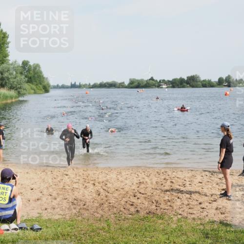 21.06.2025 - 27. Vierlanden-Triathlon MichiJ http://msf.ph/oto/8001454 15.06.2026 10:04:36 Schwimmen 390, 404, 452 meine-sportfotos.de