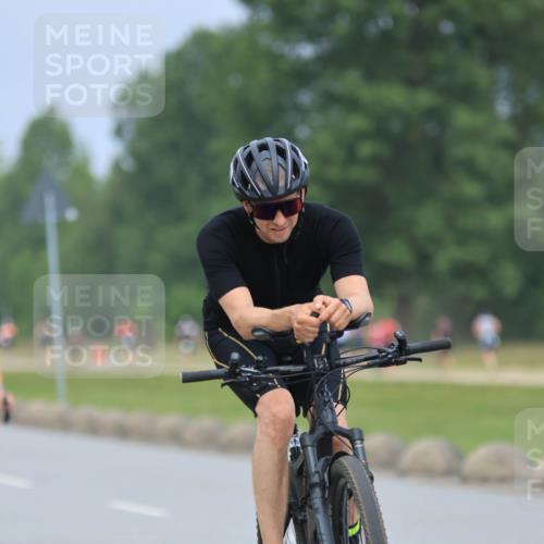 21.06.2025 - 27. Vierlanden-Triathlon H.Heesch http://msf.ph/oto/8001456 15.06.2025 12:38:43 Radfahren 792, 863, 929, 1039, 1040, 1042, 1043, 1044, 1045, 1046, 1047, 1048 meine-sportfotos.de