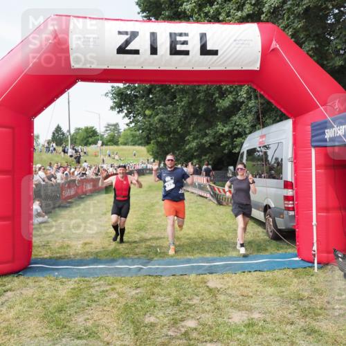 21.06.2025 - 27. Vierlanden-Triathlon MichiJ http://msf.ph/oto/8001468 15.06.2026 11:25:50 Ziel 622 meine-sportfotos.de