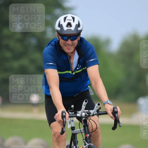 21.06.2025 - 27. Vierlanden-Triathlon H.Heesch http://msf.ph/oto/8001469 15.06.2025 12:38:45 Radfahren 792, 863, 929, 1039, 1040, 1042, 1043, 1044, 1045, 1046, 1047, 1048 meine-sportfotos.de