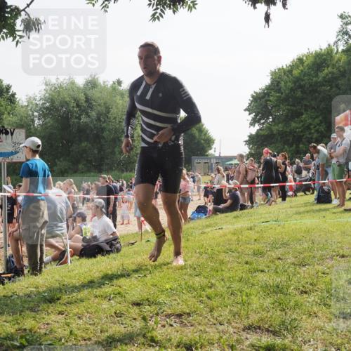 15.06.2025 - 27. Vierlanden-Triathlon KatJ http://msf.ph/oto/8001472 15.06.2025 09:57:36 Schwimmen 287, 298, 309, 324, 340 meine-sportfotos.de