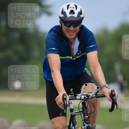 21.06.2025 - 27. Vierlanden-Triathlon H.Heesch http://msf.ph/oto/8001482 15.06.2025 12:38:45 Radfahren 792, 863, 929, 1039, 1040, 1042, 1043, 1044, 1045, 1046, 1047, 1048 meine-sportfotos.de