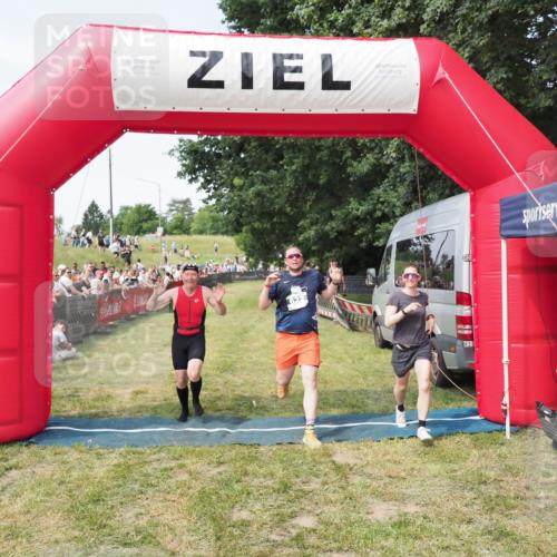 21.06.2025 - 27. Vierlanden-Triathlon MichiJ http://msf.ph/oto/8001500 15.06.2026 11:25:51 Ziel 622 meine-sportfotos.de