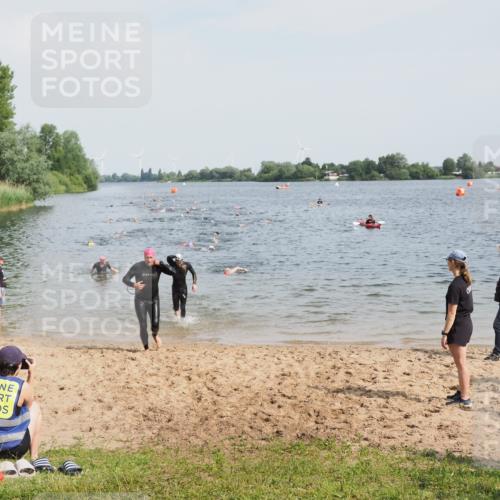 21.06.2025 - 27. Vierlanden-Triathlon MichiJ http://msf.ph/oto/8001503 15.06.2026 10:04:37 Schwimmen 390, 404, 452 meine-sportfotos.de