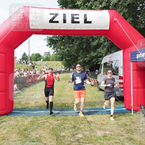 21.06.2025 - 27. Vierlanden-Triathlon MichiJ http://msf.ph/oto/8001513 15.06.2026 11:25:51 Ziel 622 meine-sportfotos.de