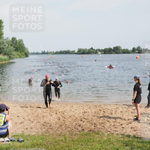 21.06.2025 - 27. Vierlanden-Triathlon MichiJ http://msf.ph/oto/8001526 15.06.2026 10:04:38 Schwimmen 390, 404, 452 meine-sportfotos.de