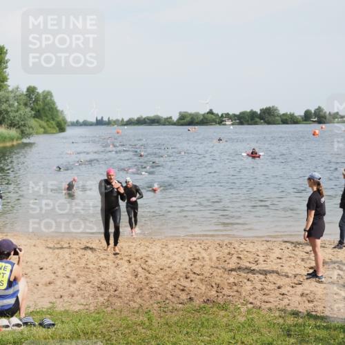 21.06.2025 - 27. Vierlanden-Triathlon MichiJ http://msf.ph/oto/8001533 15.06.2026 10:04:38 Schwimmen 390, 404, 452 meine-sportfotos.de