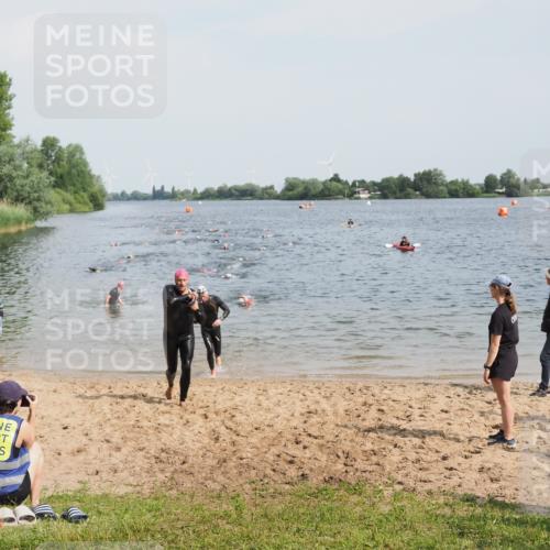 21.06.2025 - 27. Vierlanden-Triathlon MichiJ http://msf.ph/oto/8001537 15.06.2026 10:04:38 Schwimmen 390, 404, 452 meine-sportfotos.de