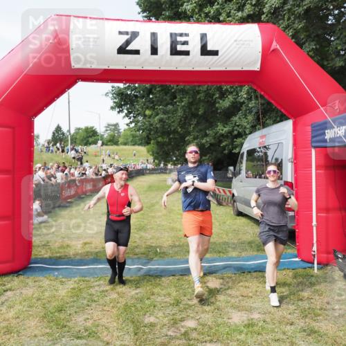21.06.2025 - 27. Vierlanden-Triathlon MichiJ http://msf.ph/oto/8001544 15.06.2026 11:25:51 Ziel 622 meine-sportfotos.de