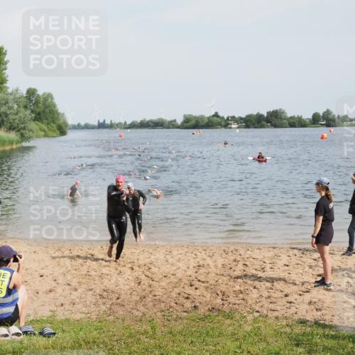 21.06.2025 - 27. Vierlanden-Triathlon MichiJ http://msf.ph/oto/8001546 15.06.2026 10:04:39 Schwimmen 390, 404, 452 meine-sportfotos.de