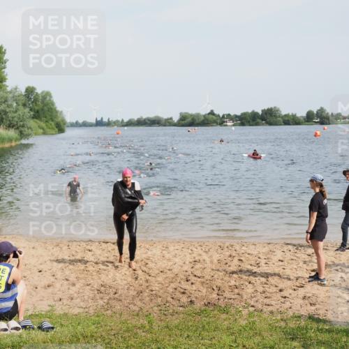 21.06.2025 - 27. Vierlanden-Triathlon MichiJ http://msf.ph/oto/8001550 15.06.2026 10:04:39 Schwimmen 390, 404, 452 meine-sportfotos.de