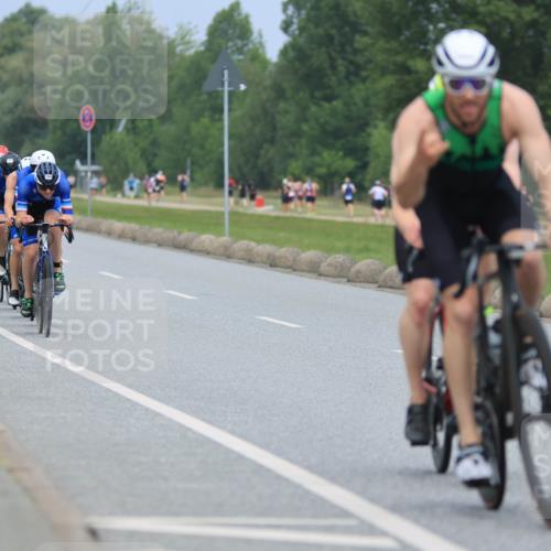 21.06.2025 - 27. Vierlanden-Triathlon H.Heesch http://msf.ph/oto/8001553 15.06.2025 12:38:49 Radfahren 792, 1039, 1040, 1042, 1043, 1044, 1045, 1046, 1047, 1048 meine-sportfotos.de