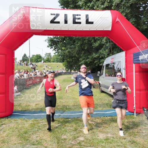 21.06.2025 - 27. Vierlanden-Triathlon MichiJ http://msf.ph/oto/8001557 15.06.2026 11:25:51 Ziel 622 meine-sportfotos.de