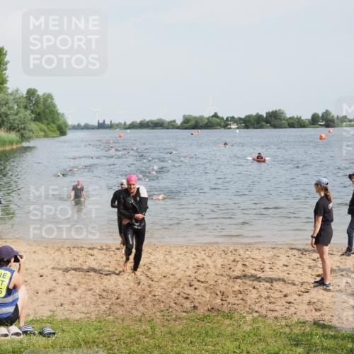 21.06.2025 - 27. Vierlanden-Triathlon MichiJ http://msf.ph/oto/8001572 15.06.2026 10:04:39 Schwimmen 390, 404, 452 meine-sportfotos.de