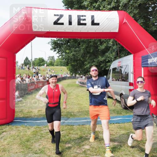21.06.2025 - 27. Vierlanden-Triathlon MichiJ http://msf.ph/oto/8001583 15.06.2026 11:25:52 Ziel 622 meine-sportfotos.de