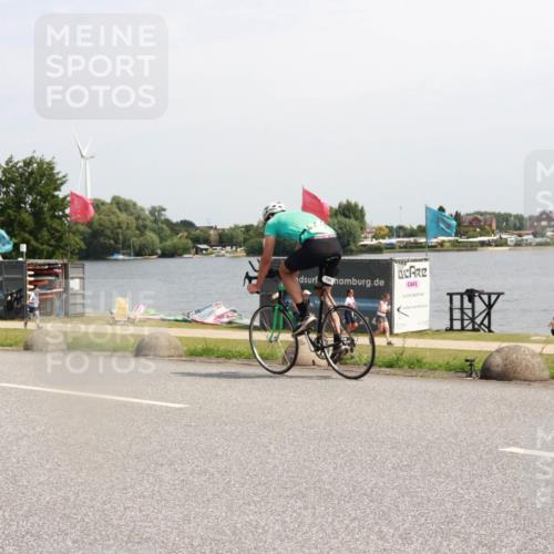 21.06.2025 - 27. Vierlanden-Triathlon H.Heesch http://msf.ph/oto/8001589 15.06.2025 11:45:37 Radfahren 645, 728 meine-sportfotos.de