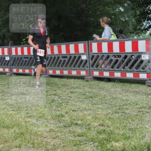 21.06.2025 - 27. Vierlanden-Triathlon KatJ http://msf.ph/oto/8001603 15.06.2025 12:55:14 Ziel 116 meine-sportfotos.de