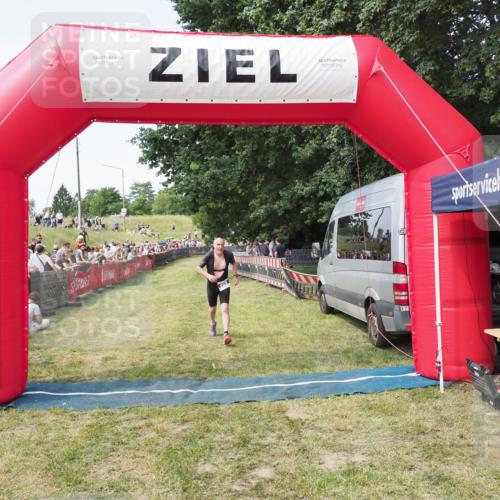 21.06.2025 - 27. Vierlanden-Triathlon MichiJ http://msf.ph/oto/8001614 15.06.2026 11:26:04 Ziel 469 meine-sportfotos.de