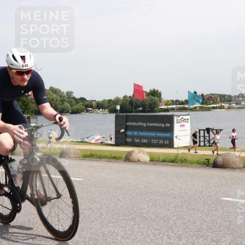 21.06.2025 - 27. Vierlanden-Triathlon H.Heesch http://msf.ph/oto/8001619 15.06.2025 11:45:39 Radfahren 645, 728, 733 meine-sportfotos.de