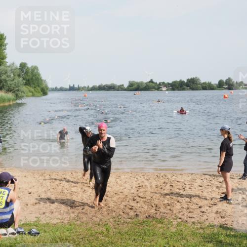 21.06.2025 - 27. Vierlanden-Triathlon MichiJ http://msf.ph/oto/8001626 15.06.2026 10:04:40 Schwimmen 390, 404, 452 meine-sportfotos.de
