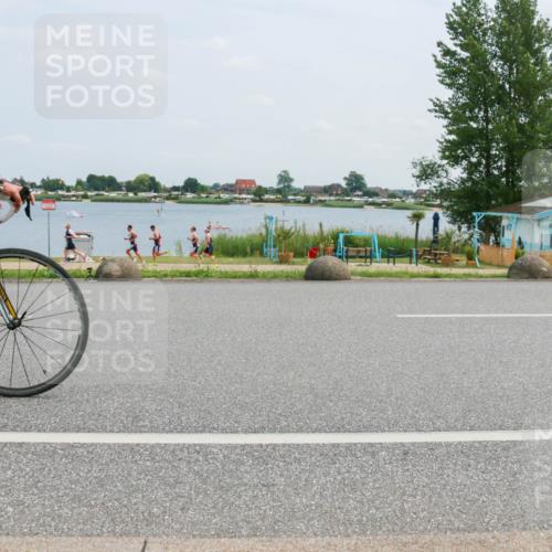 21.06.2025 - 27. Vierlanden-Triathlon H.Heesch http://msf.ph/oto/8001671 15.06.2025 12:37:58 Radfahren 858, 954 meine-sportfotos.de
