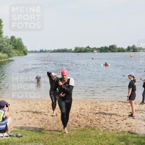 21.06.2025 - 27. Vierlanden-Triathlon MichiJ http://msf.ph/oto/8001672 15.06.2026 10:04:41 Schwimmen 390, 404, 452 meine-sportfotos.de