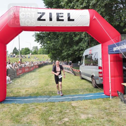 21.06.2025 - 27. Vierlanden-Triathlon MichiJ http://msf.ph/oto/8001683 15.06.2026 11:26:05 Ziel 469 meine-sportfotos.de