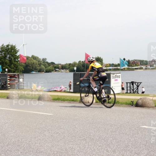 21.06.2025 - 27. Vierlanden-Triathlon H.Heesch http://msf.ph/oto/8001705 15.06.2025 11:46:12 Radfahren 215, 803 meine-sportfotos.de