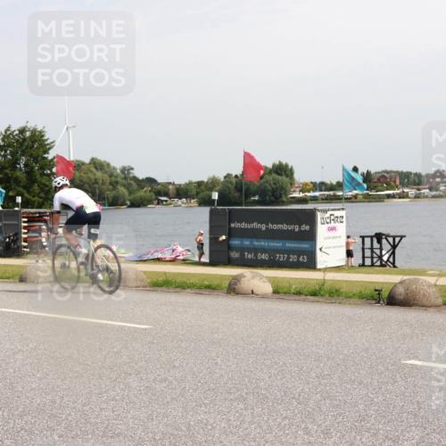 21.06.2025 - 27. Vierlanden-Triathlon H.Heesch http://msf.ph/oto/8001724 15.06.2025 11:46:15 Radfahren 215, 663, 803, 886 meine-sportfotos.de
