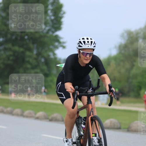 21.06.2025 - 27. Vierlanden-Triathlon H.Heesch http://msf.ph/oto/8001731 15.06.2025 12:39:16 Radfahren 945 meine-sportfotos.de