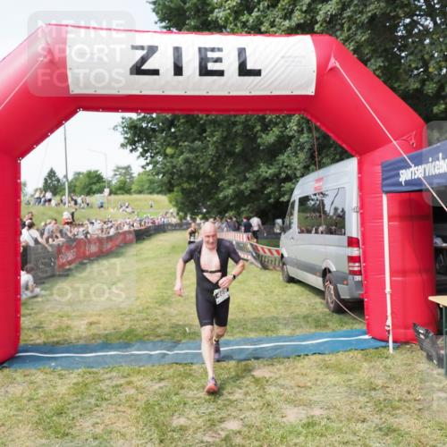 21.06.2025 - 27. Vierlanden-Triathlon MichiJ http://msf.ph/oto/8001745 15.06.2026 11:26:05 Ziel 469 meine-sportfotos.de