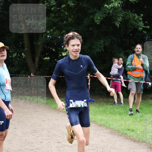 21.06.2025 - 27. Vierlanden-Triathlon Lena Gebhardt http://msf.ph/oto/8001746 15.06.2025 14:06:48 Laufen  meine-sportfotos.de