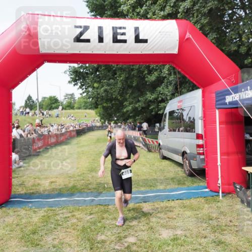 21.06.2025 - 27. Vierlanden-Triathlon MichiJ http://msf.ph/oto/8001755 15.06.2026 11:26:06 Ziel 469 meine-sportfotos.de