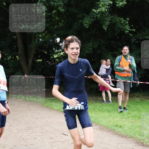 21.06.2025 - 27. Vierlanden-Triathlon Lena Gebhardt http://msf.ph/oto/8001756 15.06.2025 14:06:48 Laufen  meine-sportfotos.de