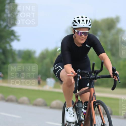 21.06.2025 - 27. Vierlanden-Triathlon H.Heesch http://msf.ph/oto/8001760 15.06.2025 12:39:16 Radfahren 945 meine-sportfotos.de